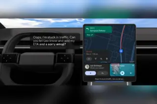 ממשק Android Auto במסך הרכב עם ניווט, הודעה מאיש קשר והמילים "Oops, I'm stuck in traffic" מוצגות על המסך