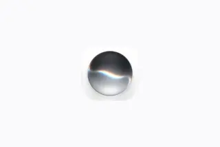 סמל Siri החדש: כדור מתכתי מבריק על רקע לבן