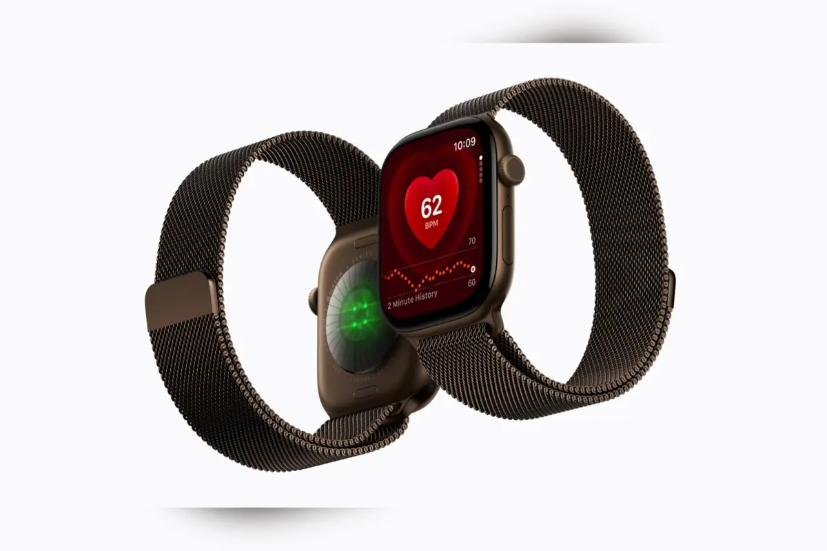 שני שעוני Apple Watch Series 12 בצבע כהה עם רצועות מילאנזה, מסך מציג דופק של 62 ו-ירוק של חיישן הלב בגב השעון