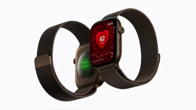 שני שעוני Apple Watch Series 12 בצבע כהה עם רצועות מילאנזה, מסך מציג דופק של 62 ו-ירוק של חיישן הלב בגב השעון