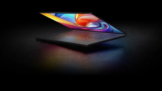 לפטופ ASUS ProArt P16 פתוח, עם מסך צבעוני וקלידים, על רקע כהה