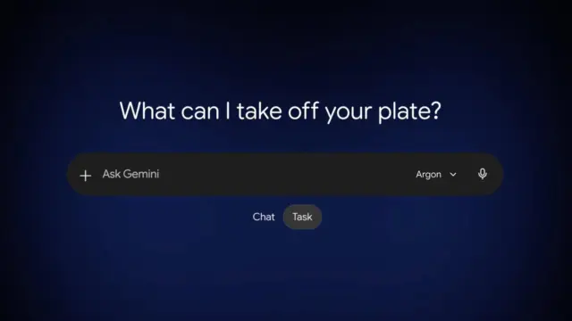 ממשק אפליקציית Gemini על רקע כחול כהה, עם השאלה "מה אני יכול להסיר מהצלחת שלך?", שדה הזנה, בחירת הדגם Argon ומתג בין "Chat" ל-"Task"
