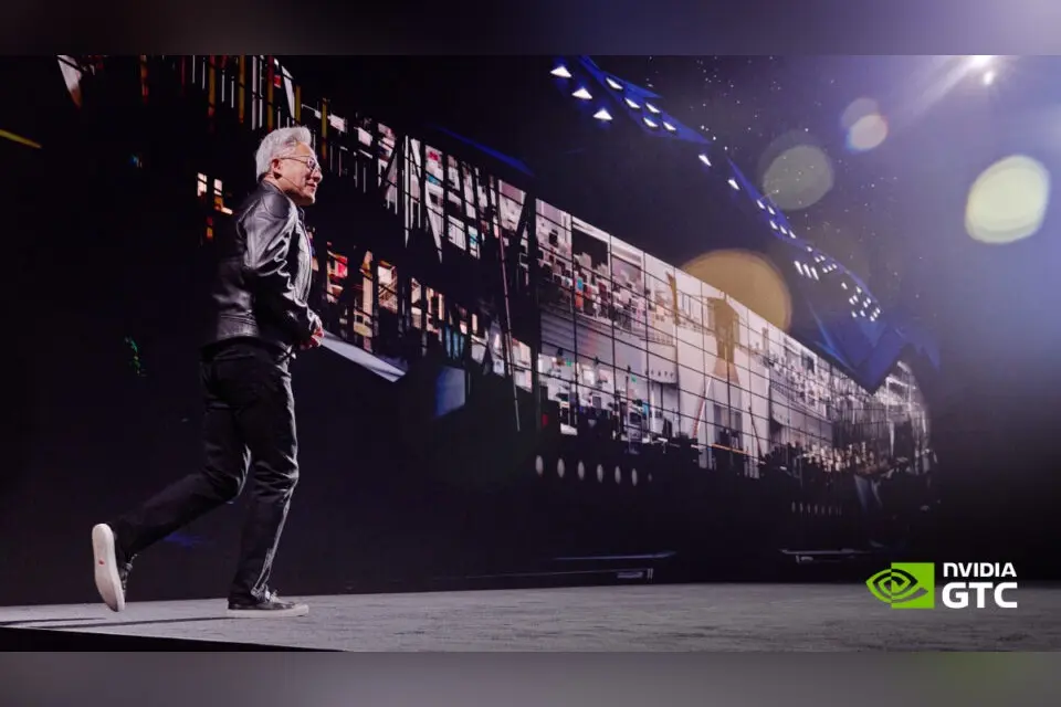 ג'נסן הואנג, מייסד ומנכ"ל NVIDIA, צועד על במה כהה בכנס GTC בברלין, עם מסך ענק מאחוריו