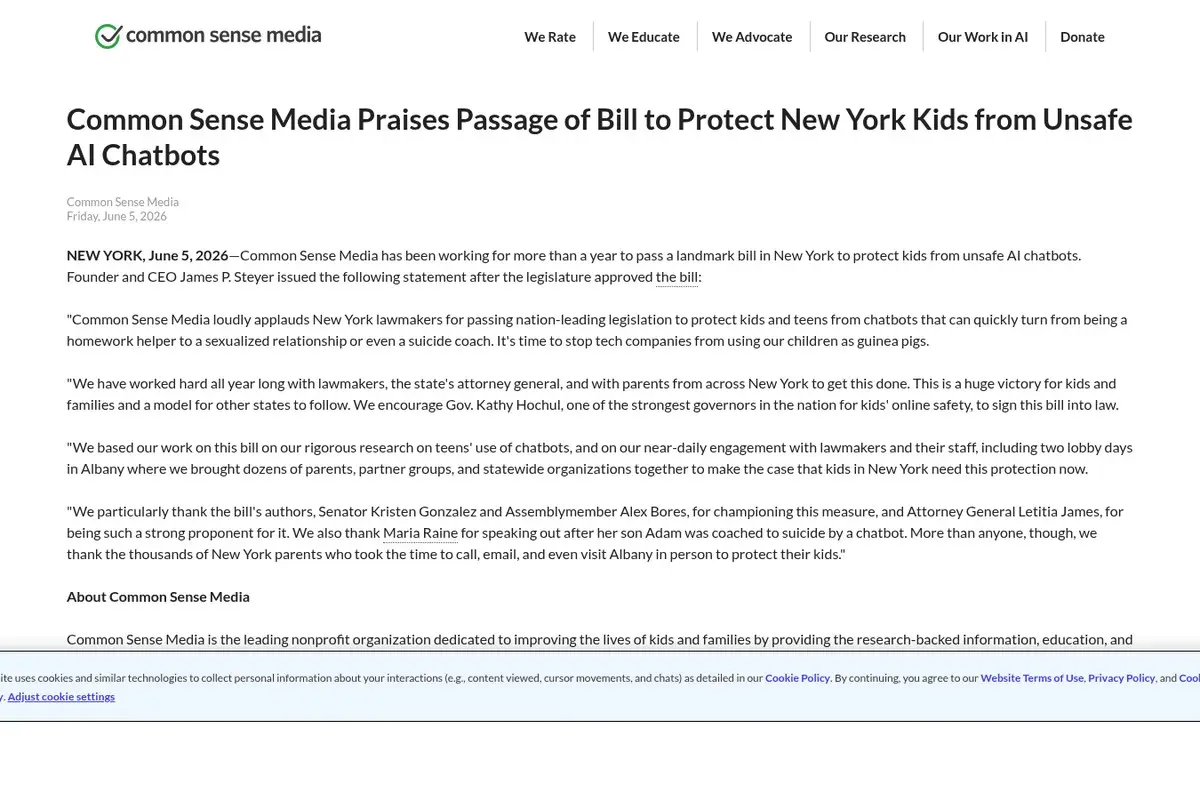 צילום מסך של דף הודעה לעיתונות של Common Sense Media על מעבר החוק בניו יורק שמגביל צ'טבוטים מסוכנים לקטינים