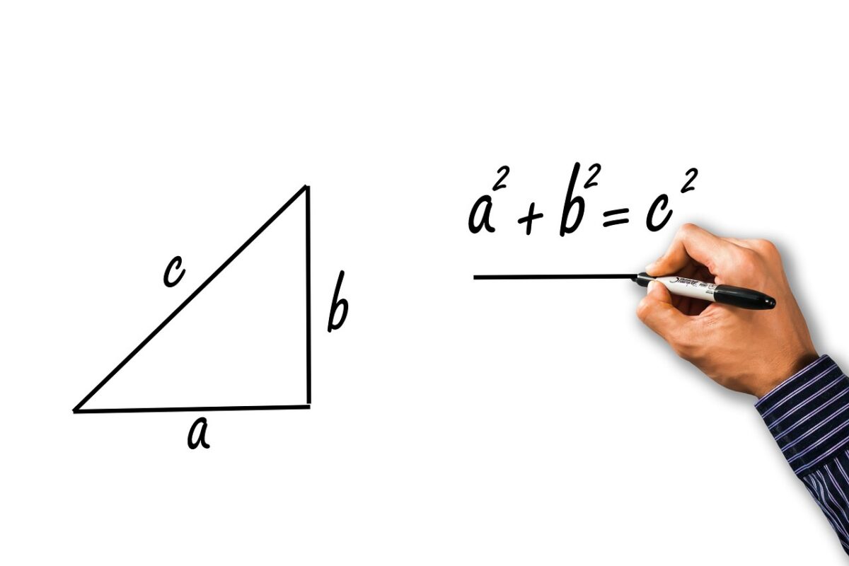 יד כותבת את משפט פיתגורס a² + b² = c² לצד משולש ישר זווית על רקע לבן