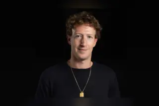 מארק צוקרברג, מנכ"ל Meta, מחייך בתמונת פורטרט על רקע שחור
