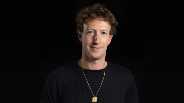 מארק צוקרברג, מנכ"ל Meta, מחייך בתמונת פורטרט על רקע שחור