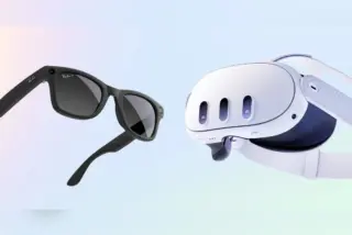 משקפי Ray-Ban Meta ואוזניית מציאות מעורבת של Meta על רקע בהיר