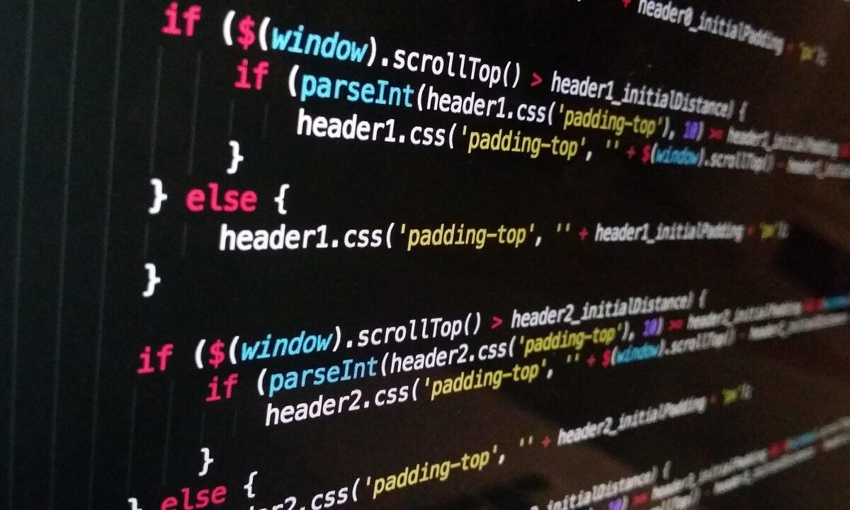 קטע קוד תכנות ב-JavaScript עם תנאים ופקודות CSS על מסך כהה