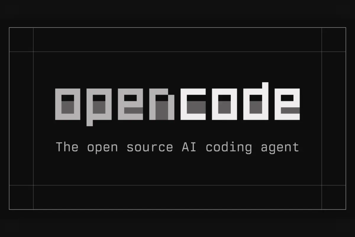 תמונת השיתוף הרשמית של OpenCode: הלוגו של המערכת עם הכיתוב "The open source AI coding agent" על רקע כהה