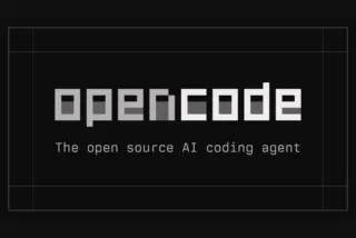 תמונת השיתוף הרשמית של OpenCode: הלוגו של המערכת עם הכיתוב "The open source AI coding agent" על רקע כהה