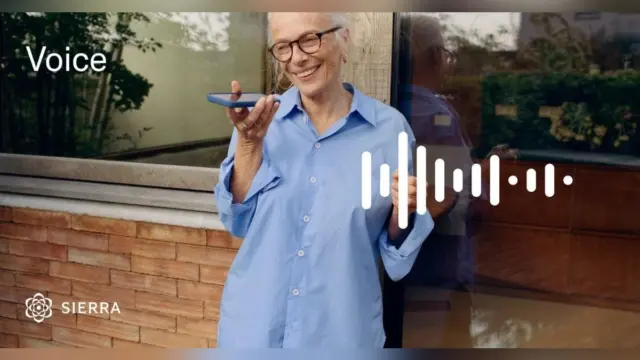 אדם מבוגר מחזיק טלפון ליד האוזן ומדבר, עם סימון גל קול לבן ולוגו Sierra, מתוך עמוד המוצר Voice של החברה