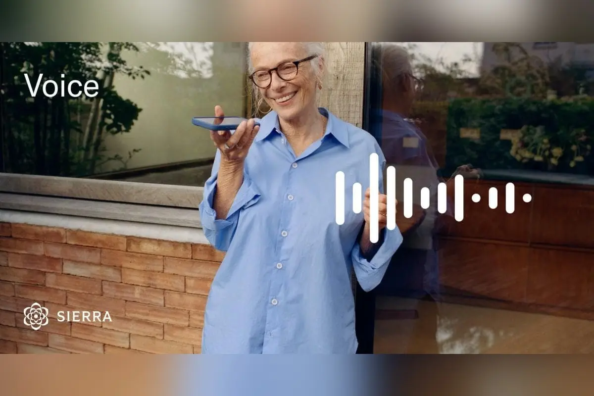 אדם מבוגר מחזיק טלפון ליד האוזן ומדבר, עם סימון גל קול לבן ולוגו Sierra, מתוך עמוד המוצר Voice של החברה