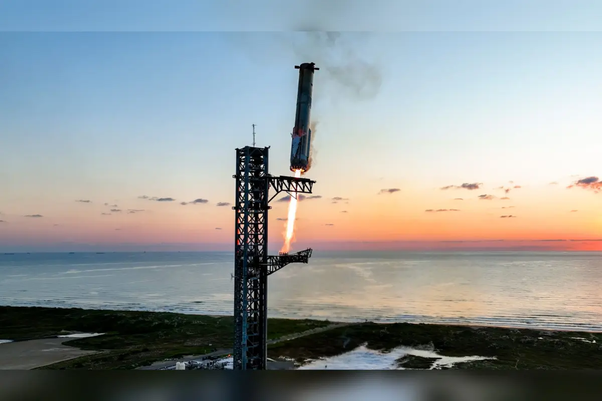 טיל Starship של SpaceX עומד על מגדל השיגור בזריחה, ליד חוף הים
