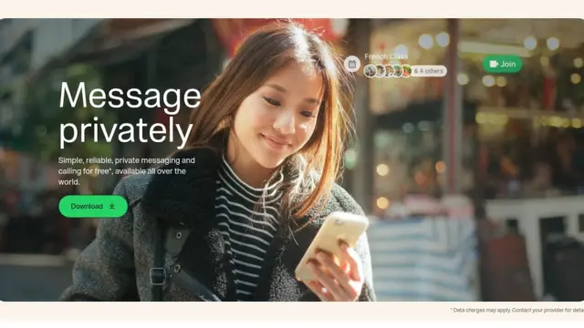 דף הבית של WhatsApp עם הכותרת "Message privately" ותמונה של אישה מסתכלת על טלפון