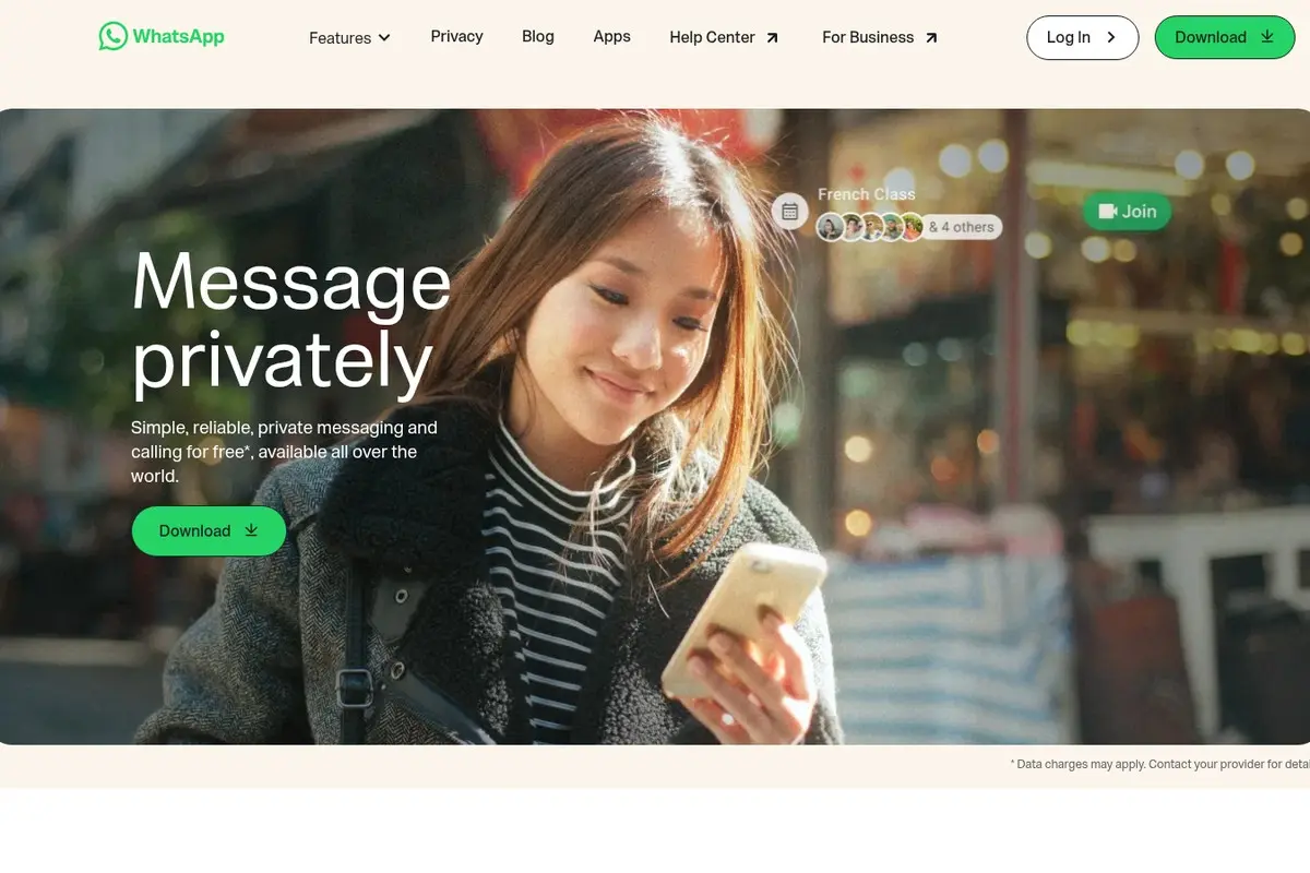 דף הבית של WhatsApp עם הכותרת "Message privately" ותמונה של אישה מסתכלת על טלפון